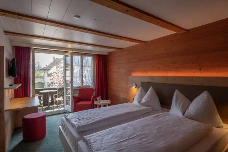 Superior Mountain View Zimmer im Hotel Chalet Swiss Interlaken mit hochwertigem Bett, Balkon,Jungfrau Bergsicht und Garten vor dem Hotel
