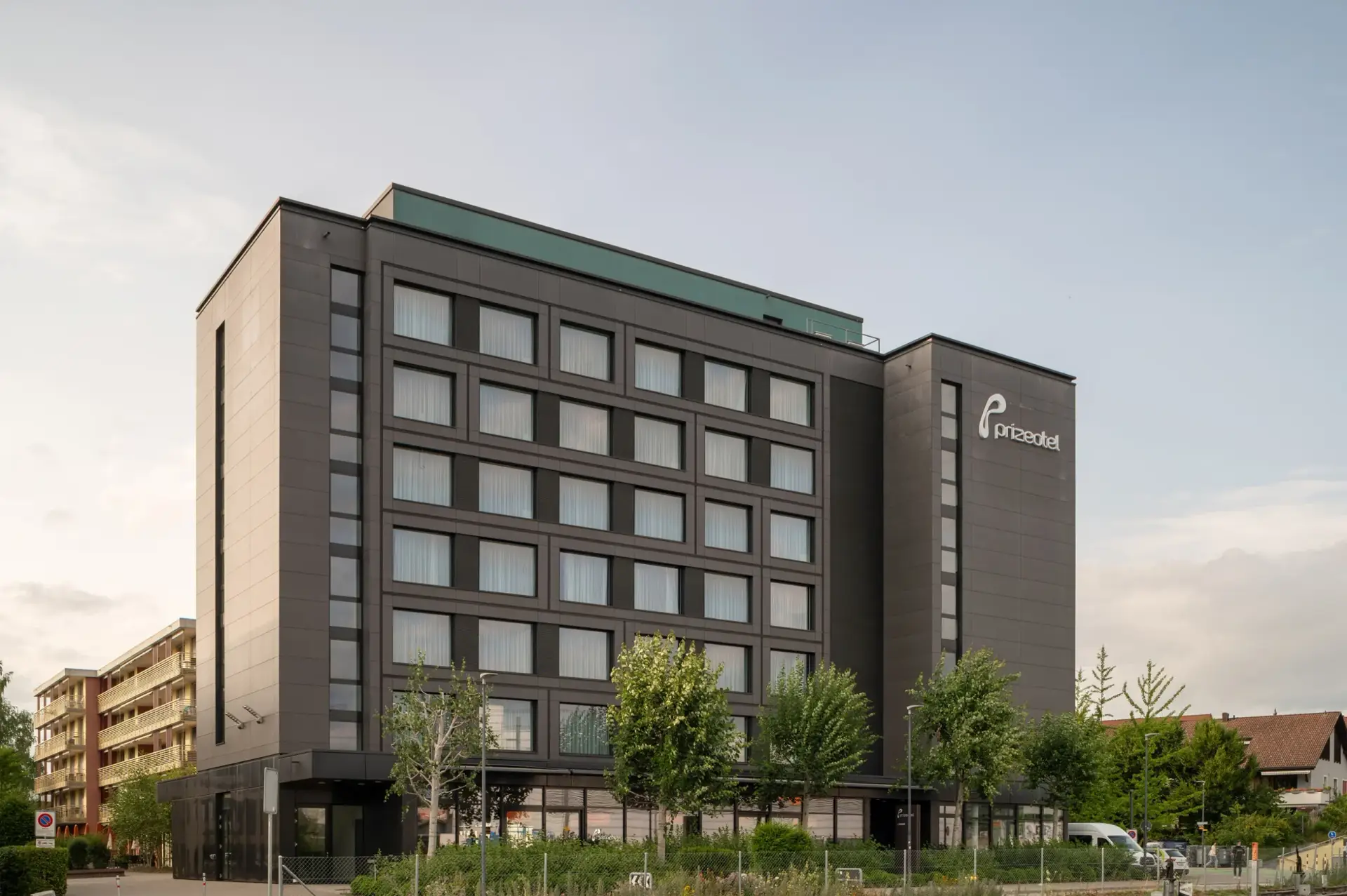 Außenansicht des Prize by Radisson Affoltern – modernes Hotel in zentraler Lage, verwaltet von Amanthos