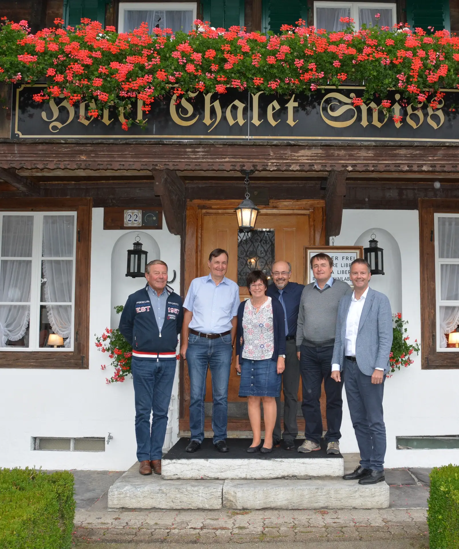 Erich Lichtenberger erhält den Goldenen Schlüssel für 10 Jahre Treue zum Hotel Chalet Swiss, einem traditionsreichen Schweizer Chalet, von Gemeinderat Ernst Vögeli am 5. September 2019, mit Daniel Sulzer von Interlaken Tourismus.