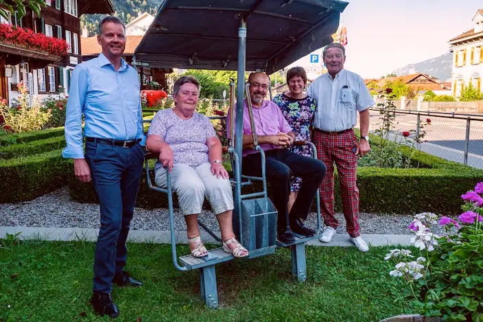 Pauline Martin erhält den Goldenen Schlüssel für 10 Jahre Treue zum Hotel Chalet Swiss, einem traditionsreichen Schweizer Chalet, von Gemeinderat Ernst Vögeli am 21. August 2020, mit Tourismusdirektor Daniel Sulzer und einem Stein von der Jungfrau.