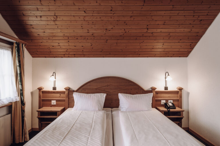 Superior Mountain View Zimmer im Hotel Chalet Swiss Interlaken mit hochwertigem Bett. Photo by Matthias Dengler