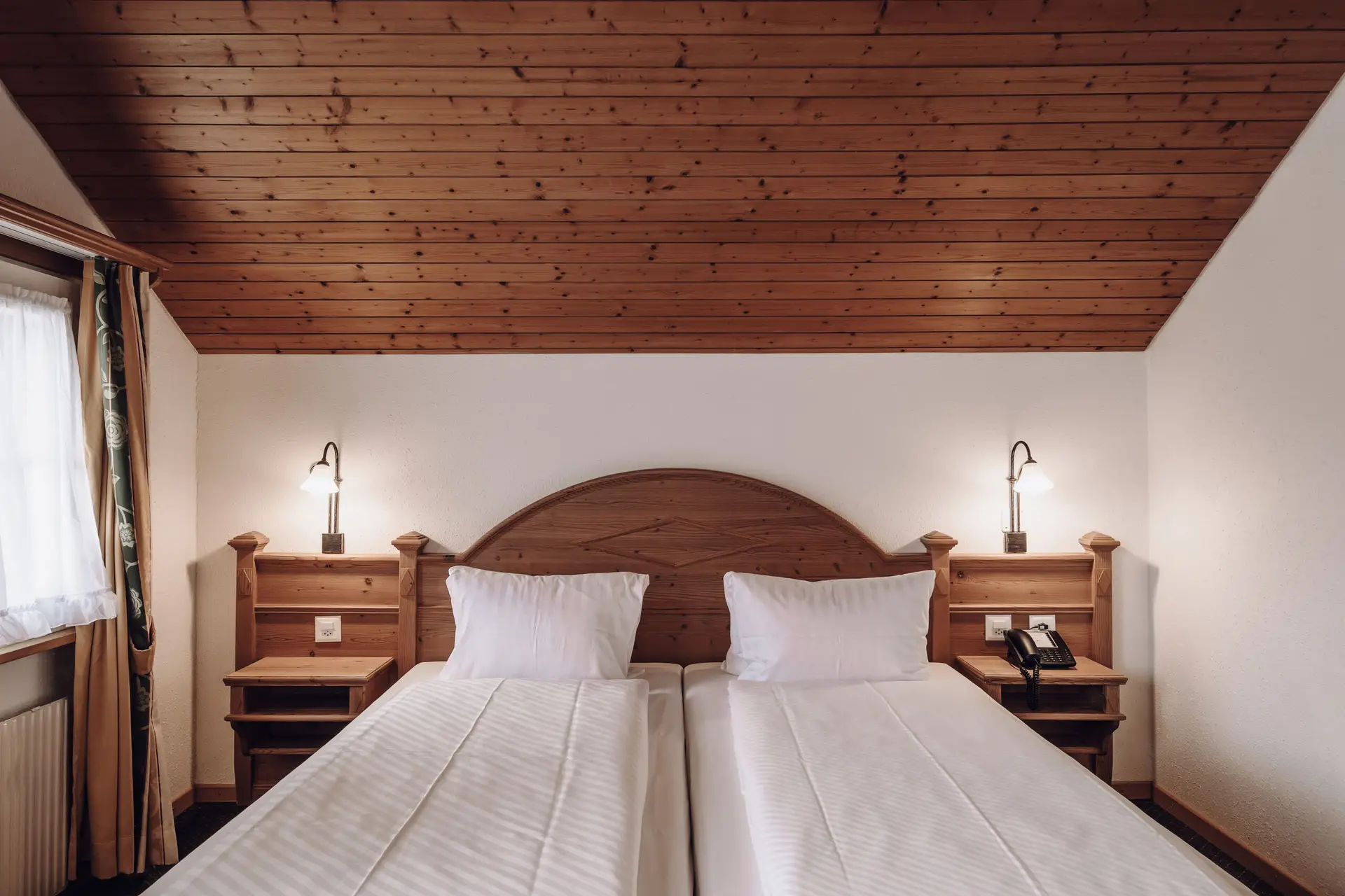 Superior Mountain View Zimmer im Hotel Chalet Swiss Interlaken mit hochwertigem Bett. Photo by Matthias Dengler